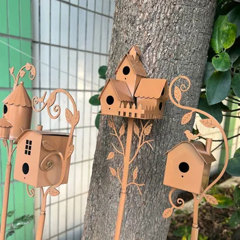 Нови метални клетки за птици, художествени птичи къщички с градински декорации на полюсите, траен вътрешен двор за дома в градината на открито